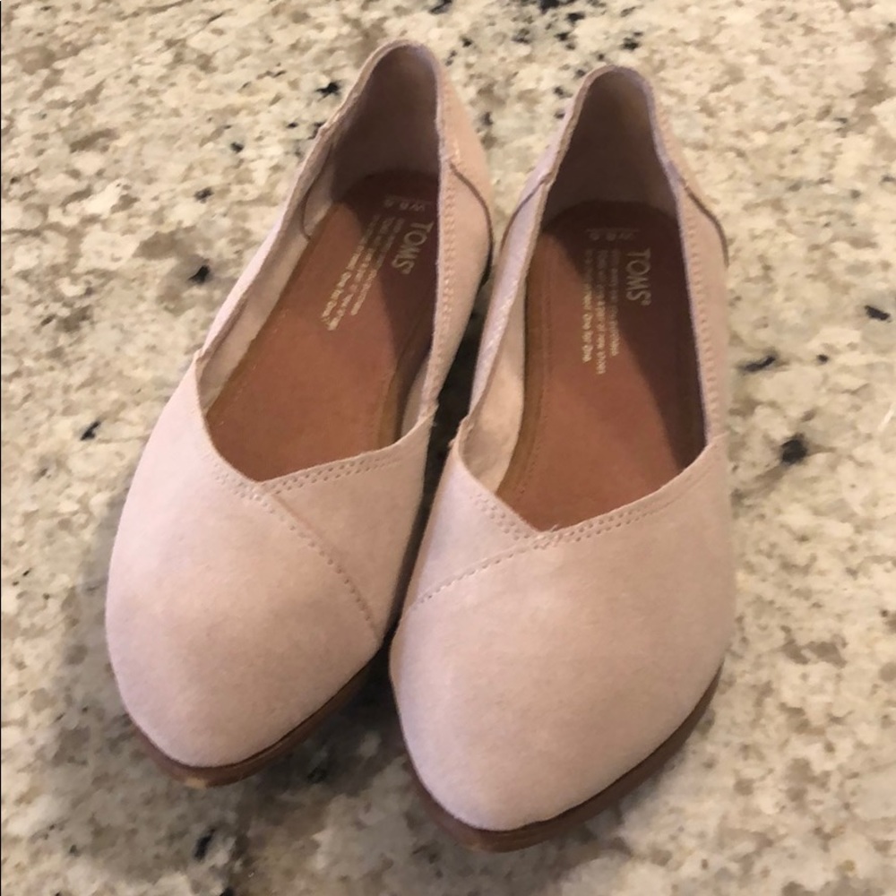 Tom’s light pink suede ballet flats